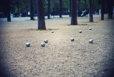 Partie de pétanque dans les jardins du Palais Royal